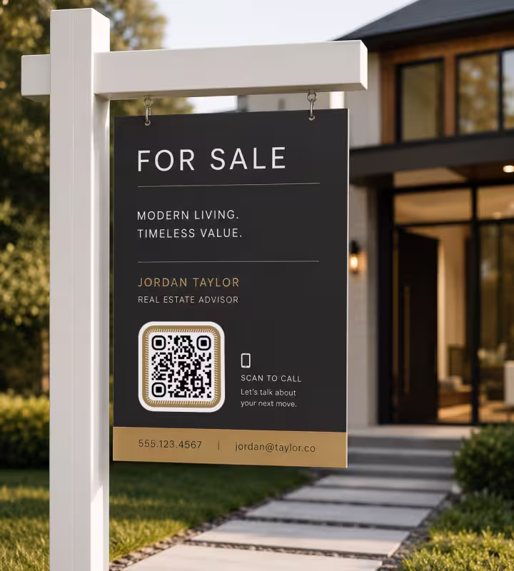 ป้ายอสังหาริมทรัพย์ "ประกาศขาย" พร้อม QR Code ตั้งอยู่หน้าบ้านสไตล์โมเดิร์น