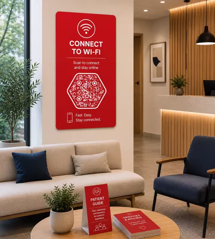 प्रतीक्षालय का लाल पैनल, जिस पर “Connect to Wi-Fi - scan to connect and stay online” और षट्कोण QR कोड है, नीचे सोफ़ा और मरीज़ गाइड तथा क़ीमत सूची के टेबल टेंट