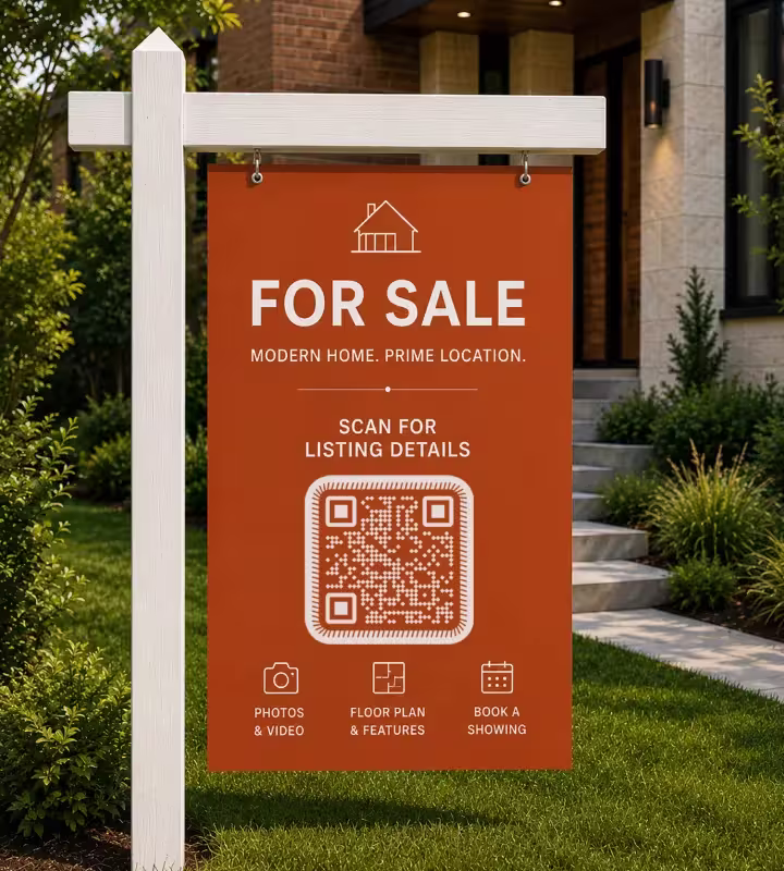 सामने के बग़ीचे में सफ़ेद खंभे से लटका नारंगी “For sale” बोर्ड, जिस पर “Scan for listing details” लिखा है, एक चौकोर QR कोड है, और तस्वीरों व वीडियो, फ़्लोर प्लान तथा दिखाने की बुकिंग के चिह्न हैं