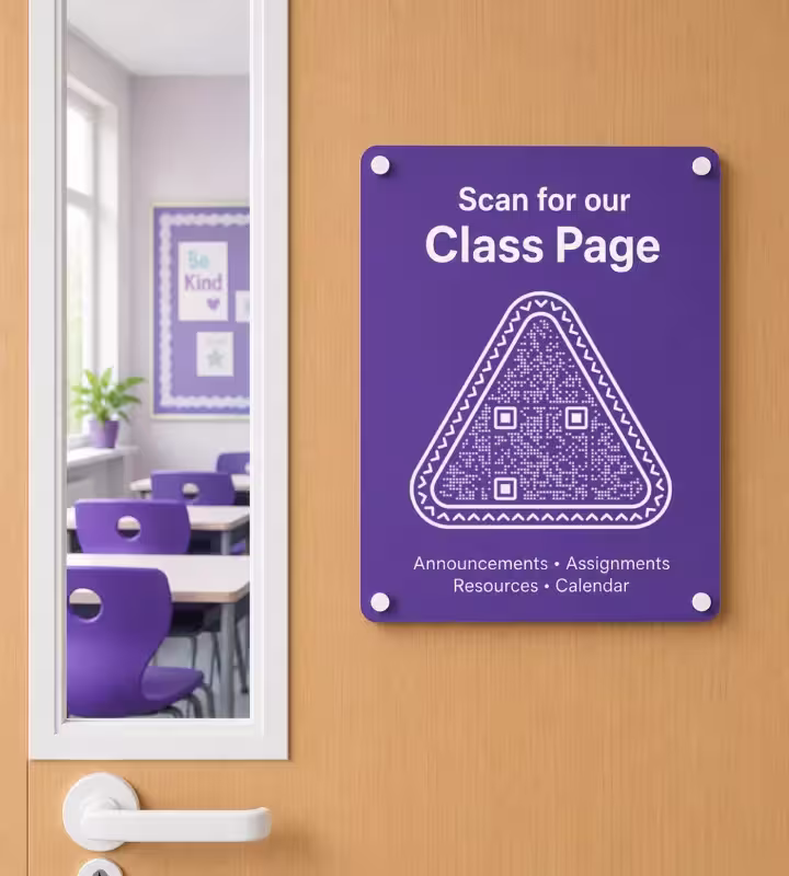 कक्षा के दरवाज़े पर लगी बैंगनी पट्टिका, जिस पर “Scan for our class page”, त्रिकोण QR कोड और घोषणाएँ, असाइनमेंट, संसाधन तथा कैलेंडर लिखे हैं