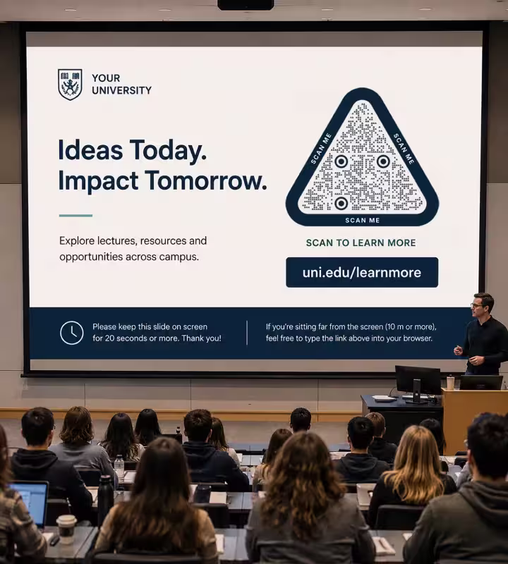 लेक्चर थिएटर की स्क्रीन, जिस पर “Ideas today. Impact tomorrow.” और बड़ा त्रिकोण “Scan me” QR कोड है, नीचे छोटा URL और स्लाइड को 20 सेकंड रखने की सूचना, सामने बैठे छात्र
