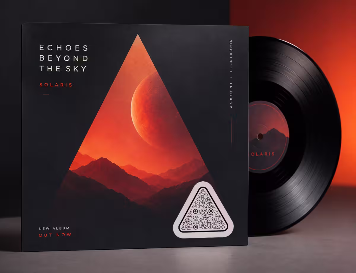 ปกอัลบั้มสีเข้ม "Echoes Beyond the Sky" พร้อมภาพภูเขาสีแดงและ QR Code ทรงสามเหลี่ยม วางข้างแผ่นเสียงไวนิล
