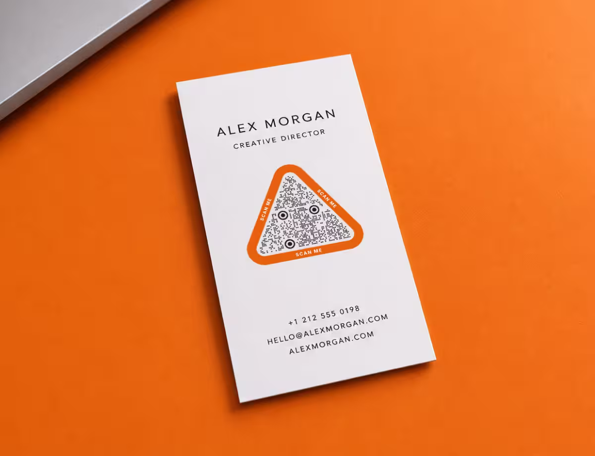 นามบัตรสีขาวของ Alex Morgan บนพื้นหลังสีส้ม พร้อม QR Code ทรงสามเหลี่ยมสีส้มและข้อมูลติดต่อ