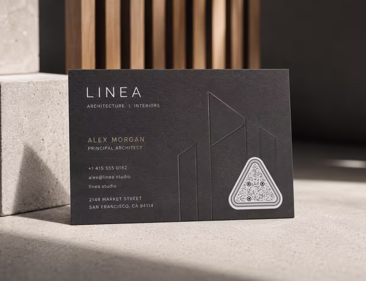 นามบัตรสีเข้มปั๊มนูน "Linea - Architecture & Interiors" ของ Alex Morgan พร้อม QR Code ทรงสามเหลี่ยม